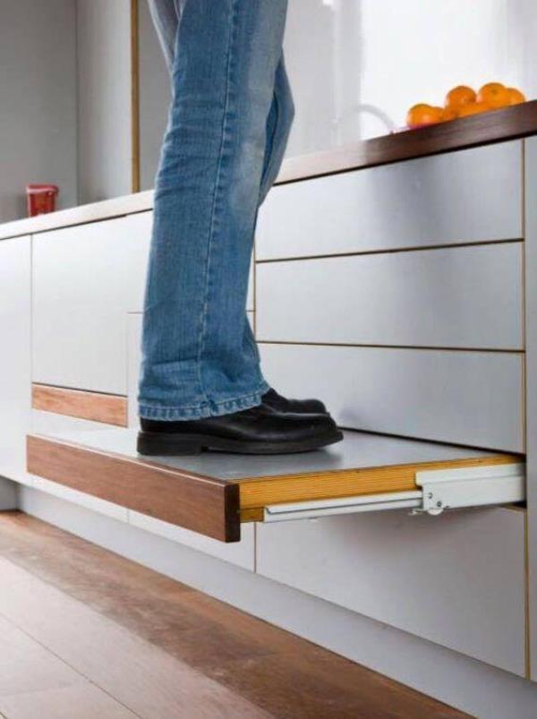 合肥装饰公司：打橱柜时让木工给橱柜下面多加一块板，用着很方便！