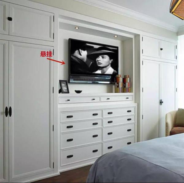 济南装修设计：衣柜上做电视机，卧室空间零占用！