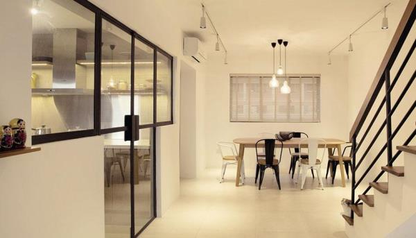 小复式房子装修，黑白餐椅搭配长形实木餐桌！