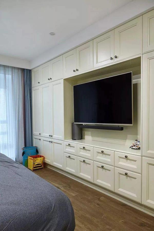 济南装修设计：衣柜上做电视机，卧室空间零占用！
