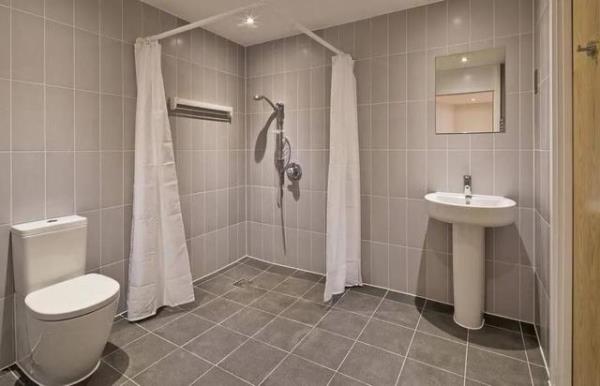 卫生间装修时选择淋浴房还是浴帘？