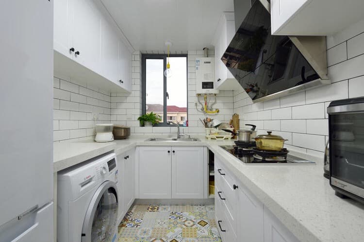 厨房装修时采用二字型布局，不浪费任何空间！