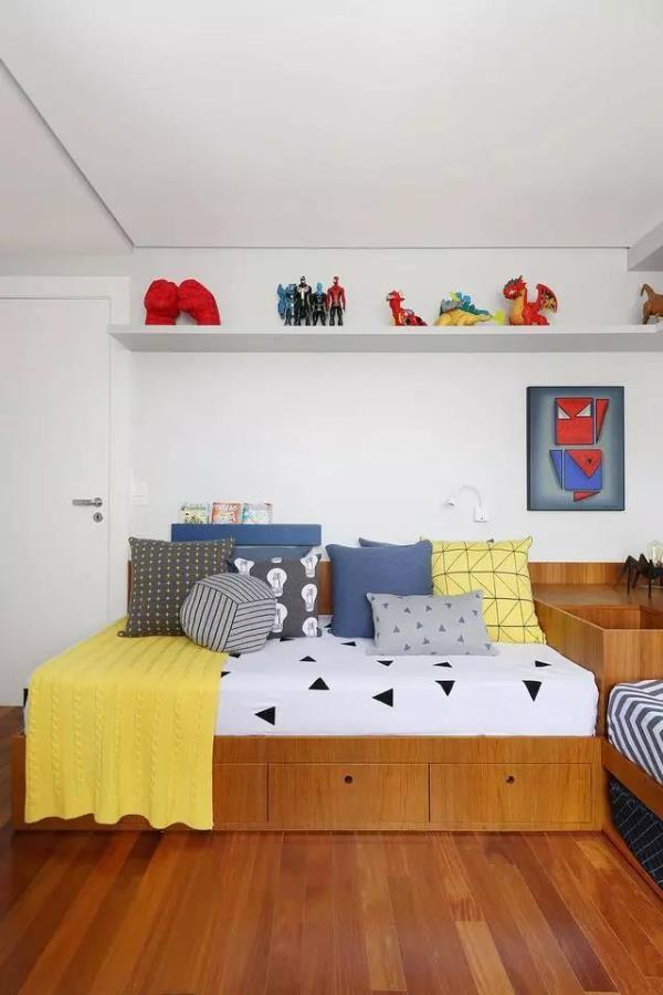 青岛装修设计：儿童房装修两张床靠墙放，书桌收纳柜都有了！
