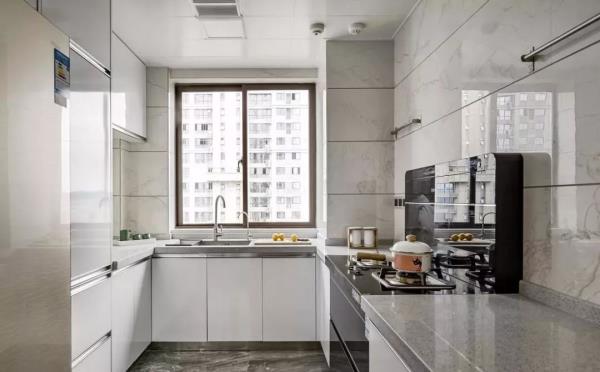 广州装饰公司：5平米的小厨房如何营造大空间?