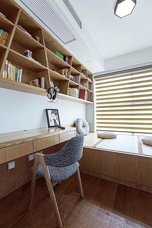 杭州装修设计公司：榻榻米房里的书桌，这样做即好看又实用！