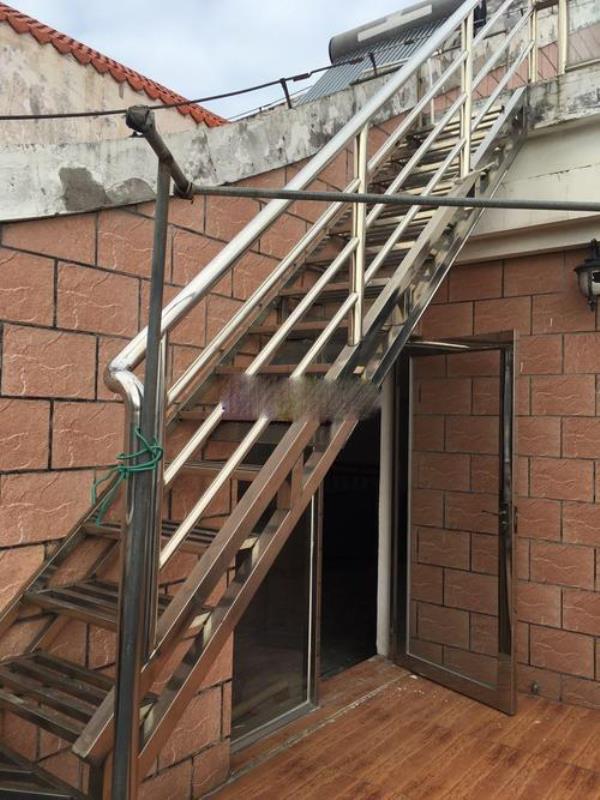 天津装饰公司：在露台装钢结构楼梯通往楼顶，不建议这么做！