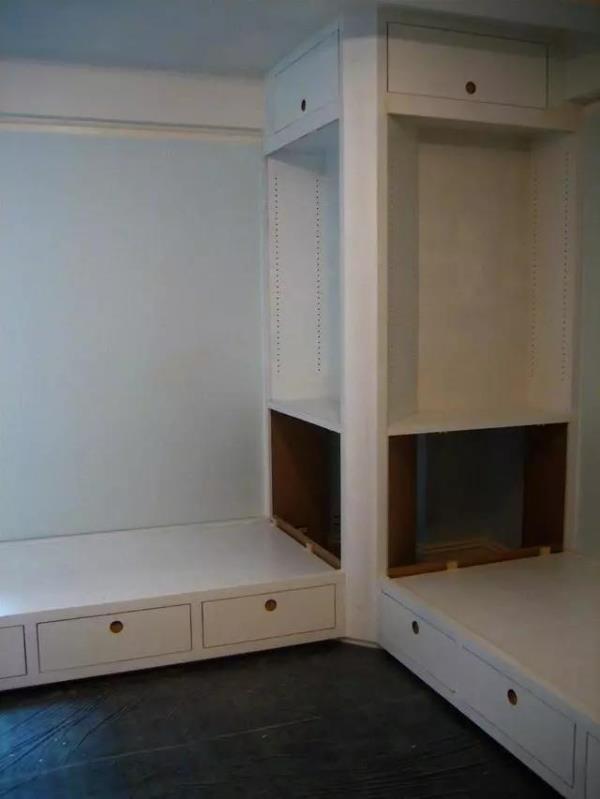 青岛装修设计：儿童房装修两张床靠墙放，书桌收纳柜都有了！