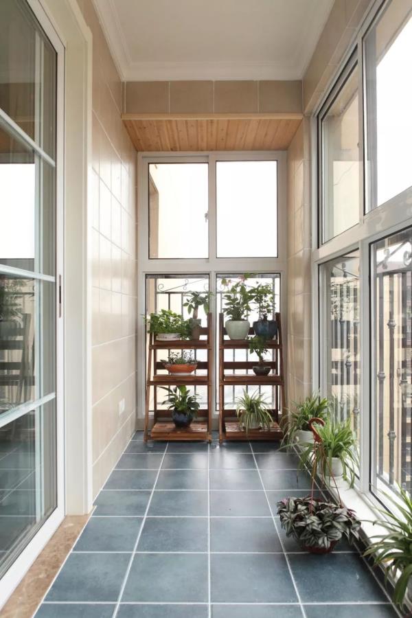 广州装修设计公司：买不起小院，那就造个这样的阳台花园吧！