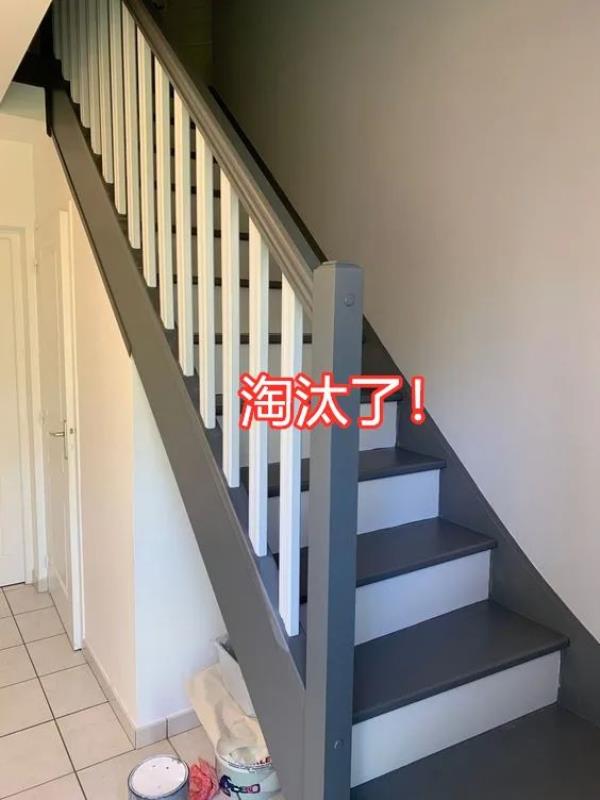 杭州装修公司：楼梯只装护栏就浪费了，打橱柜当护墙！