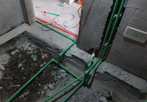 重庆装修公司：水电改造时墙面能不能开横槽？