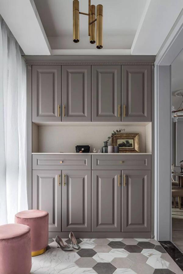 佛山装修公司：128平美式三居室，灰色硬装搭配粉色软装！