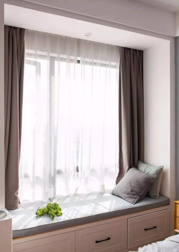 佛山装修公司：飘窗的窗帘是靠墙好，还是靠窗好？