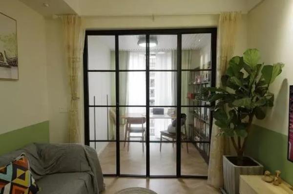 郑州家装公司：50㎡小户型单身公寓，巧用玻璃门作隔断！