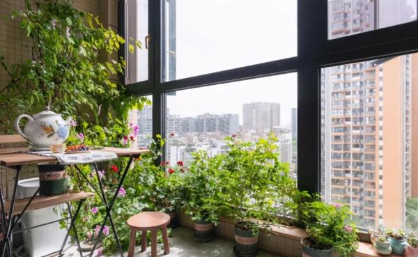 郑州装潢公司：90㎡三居室装修，阳台改花园太美了！
