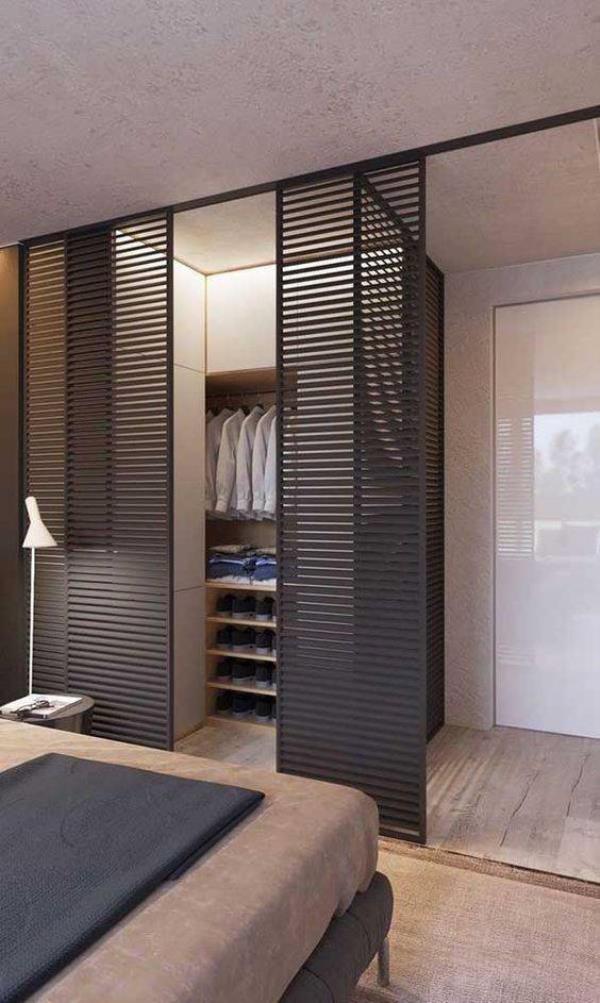 北京装饰公司：L型步入式柜子设计，一边柜子一边置物架！