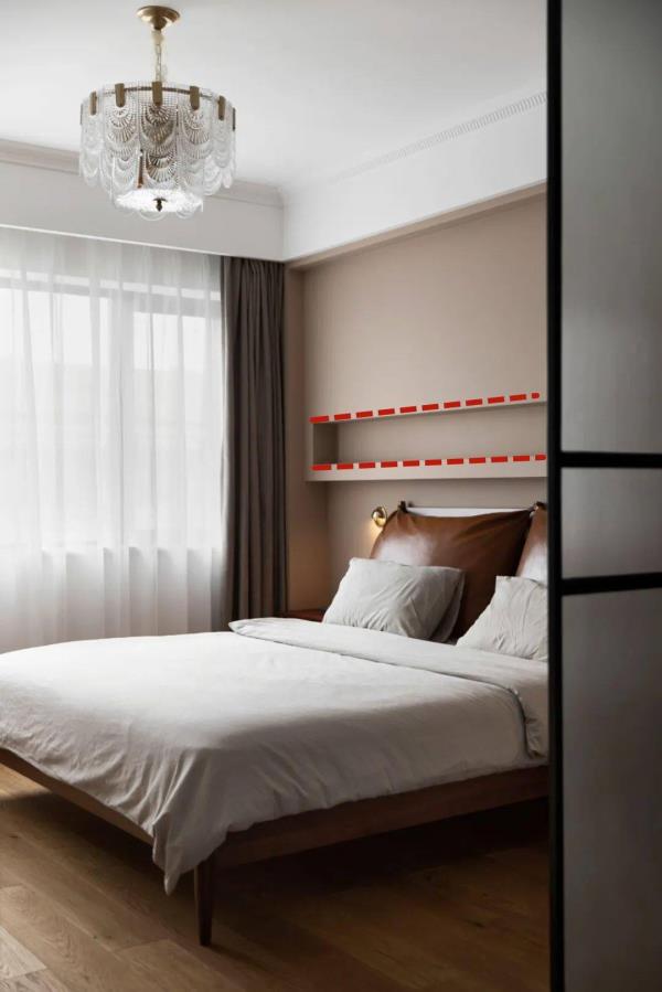 青岛室内装修：床头可以不放床头柜，直接在墙上做个壁洞！