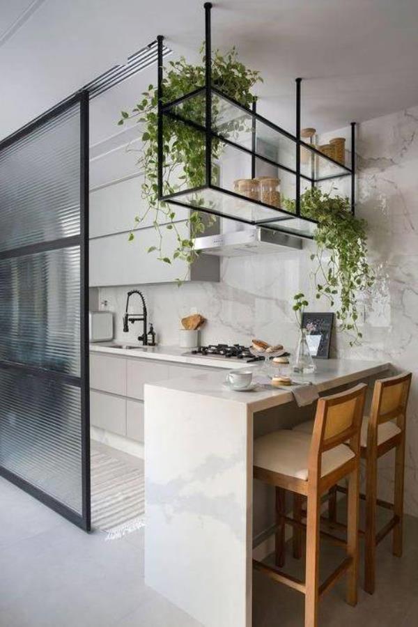 广州装修公司：开放式厨房装一面轨道玻璃做隔断，明亮又宽敞！