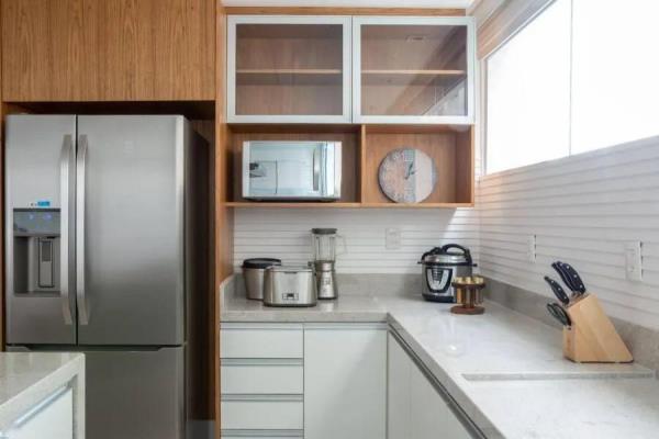 合肥装饰公司：130㎡房子装修，厨房收纳柜用玻璃门！