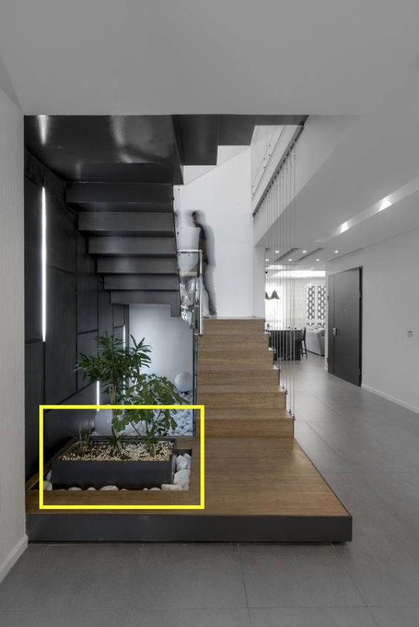 上海室内装修：楼梯下方做书架+靠背+书桌，瞬间满足三大功能！