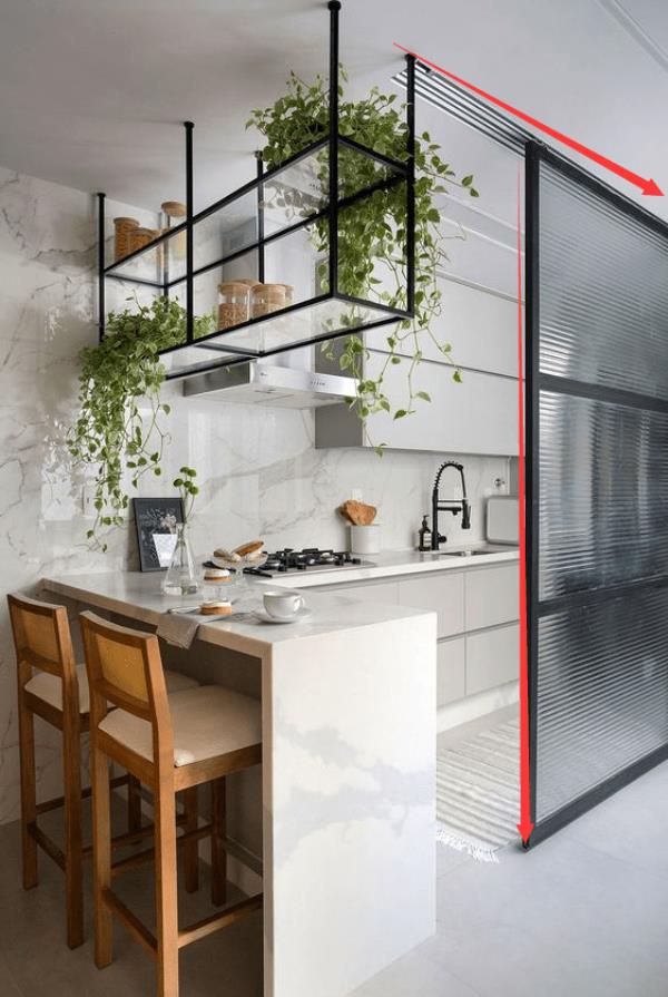 广州装修公司：开放式厨房装一面轨道玻璃做隔断，明亮又宽敞！