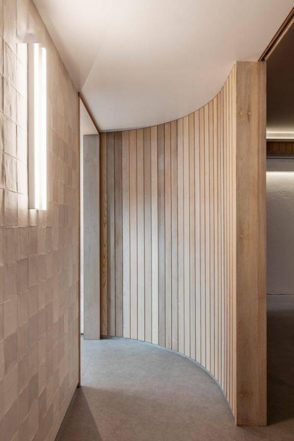 北京装修公司：玄关装块弧形木板，分隔客厅空间！
