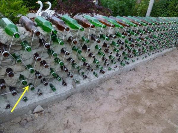 废旧啤酒瓶用混凝土浇起来，砌成花坛！
