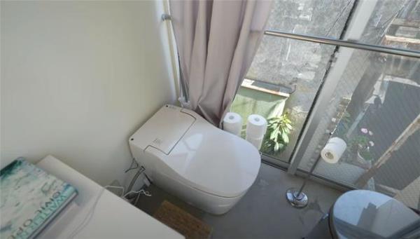 日本奇葩公寓装修：吃饭和娱乐都在浴缸里？