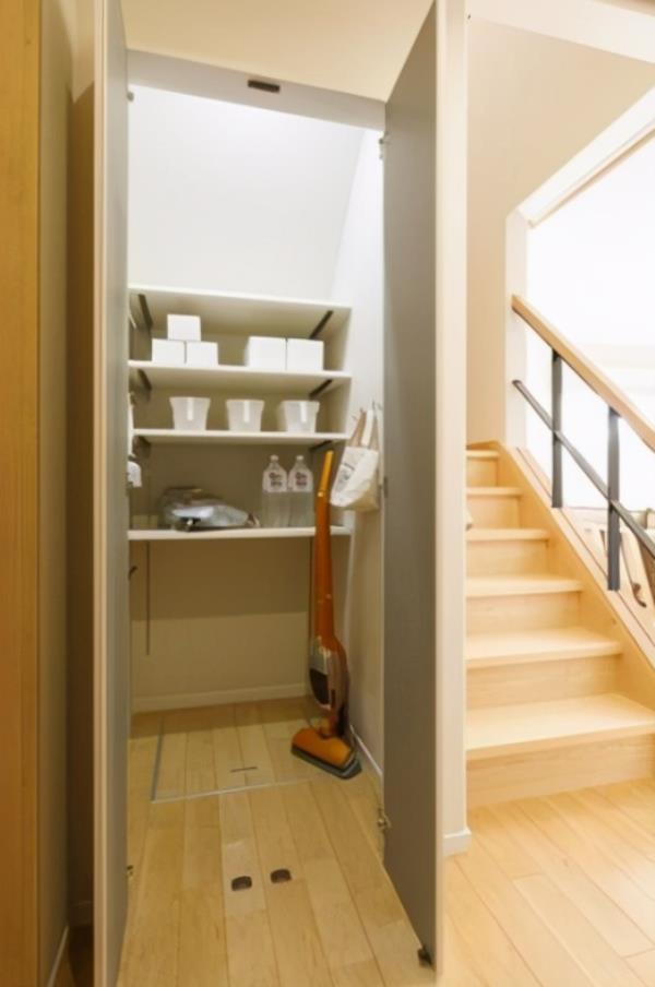 除了装柜子，楼梯下面还可以这样设计！