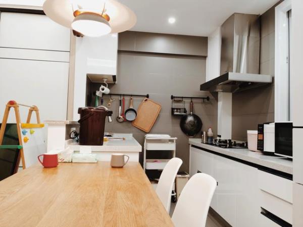 深圳公寓装修：白色家具+原木色搭配！