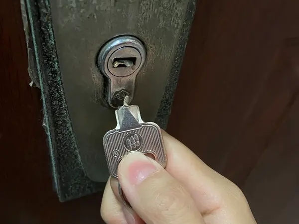 钥匙断在锁里怎么办?钥匙断在锁孔怎么取出?