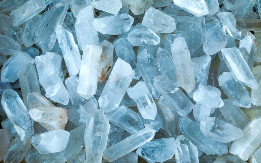 水晶买回来怎么消磁（水晶消磁的正确方法）日光消磁、清水消磁、自然清洗和御守盐清洗等，水晶作为一种具有特殊能量的矿石，被广泛应用于风水和装饰领域。水晶在经历了加工